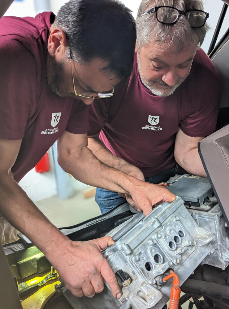 Peugeot Ion en panne dans un garage